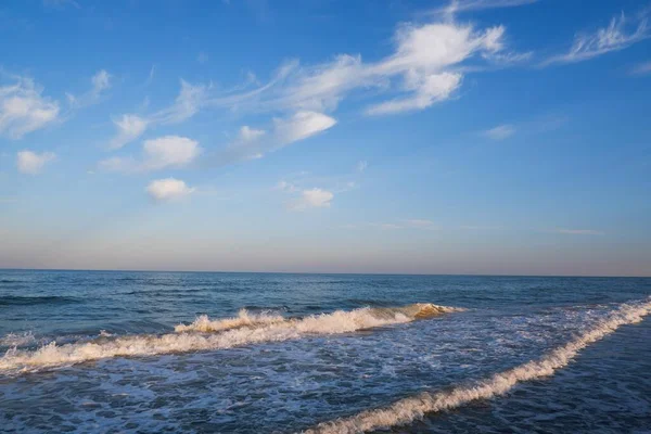 Morze Plaża Niebieski Niebo Piasek Relaks Krajobraz Punkt Widzenia Dla — Zdjęcie stockowe