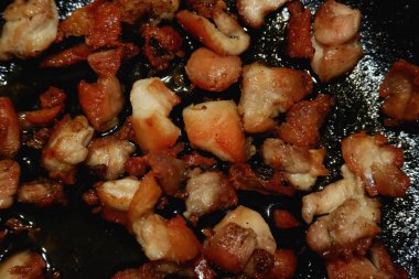 Şişte ızgara sığır ciğeri, paslı masa fotokopi odası üst görünümü.