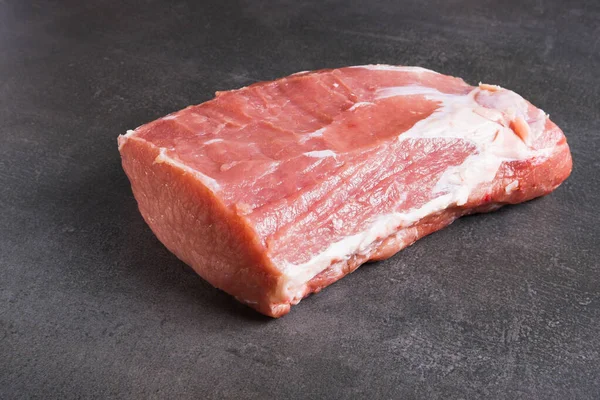 Carne Cruda Succosa Appetitosa Palla Stecca Uno Sfondo Grigio — Foto Stock