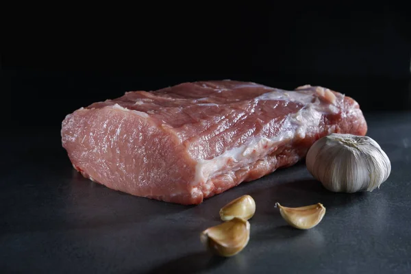 Carne Crua Bola Sugestão Suculenta Apetitosa Com Uma Peça Cortada — Fotografia de Stock