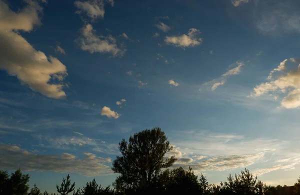 Голубое Глубокое Небо Несколькими Облаками Освещенными Заходящим Солнцем — стоковое фото