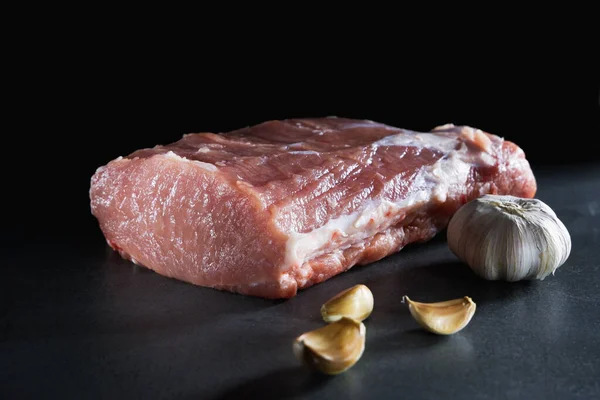 Surowe Mięso Soczysty Apetyczny Kotlet Kawałkiem Pokrojony Przyprawami Szarym Tle — Zdjęcie stockowe