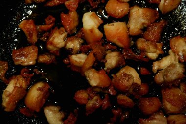 Şişte ızgara sığır ciğeri, paslı masa fotokopi odası üst görünümü.