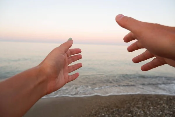 Mano Masculina Femenina Horizonte Del Mar Atardecer — Foto de Stock