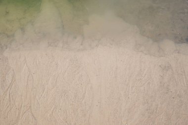 Yer altı suları, kumlu nehir kıyısında bulanık bir zemin. Sudaki ilk buz.