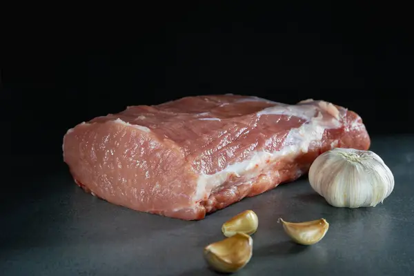 Carne Cruda Sfondo Grigio Grosso Pezzo Carne Fresca Con Aglio — Foto Stock