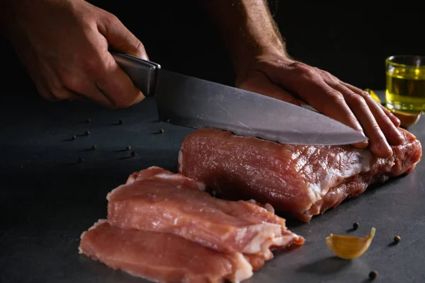 Cocinar Las Manos Masculinas Con Cuchillo Cortan Pedazo Grande Carne — Foto de Stock