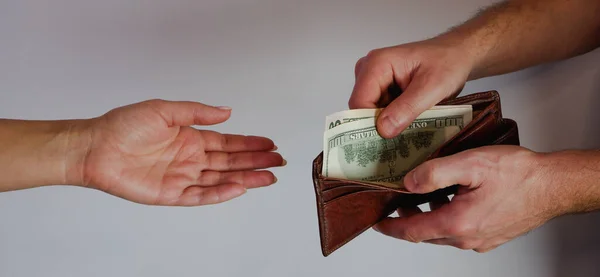 Ein Mann Übergibt Papiergeld Eine Frau Papiergeld Der Hand Nahaufnahme — Stockfoto