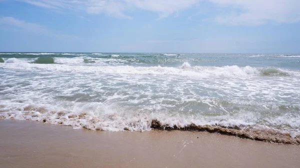 大海正与沙滩上的沙子相遇 — 图库照片