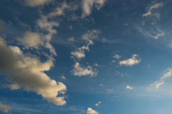 Голубое Глубокое Небо Несколькими Облаками Освещенными Заходящим Солнцем — стоковое фото