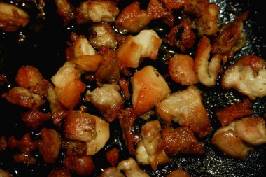 Şişte ızgara sığır ciğeri, paslı masa fotokopi odası üst görünümü.