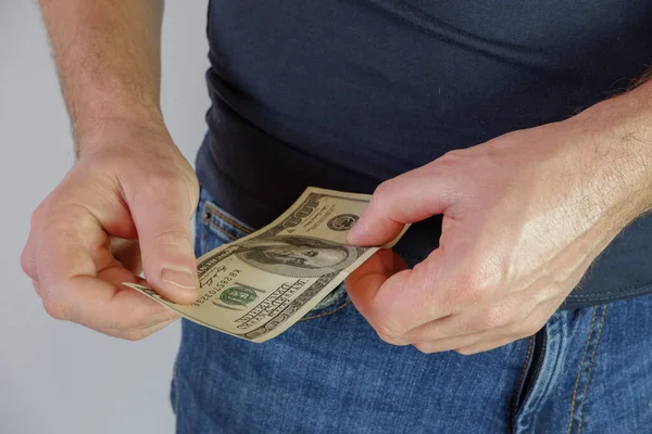 Der Mann Zieht Geld Aus Der Tasche Einer Blauen Jeans — Stockfoto