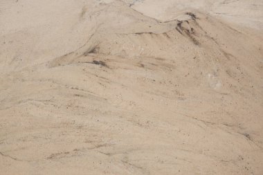 Yer altı suları, kumlu nehir kıyısında bulanık bir zemin. Sudaki ilk buz.