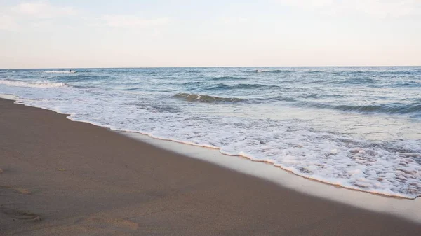 Θάλασσα Παραλία Γαλάζιο Ουρανό Άμμο Θέα Τοπίο Χαλάρωσης Για Σχεδιασμό — Φωτογραφία Αρχείου