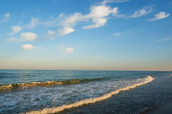 Morze Plaża Niebieski Niebo Piasek Relaks Krajobraz Punkt Widzenia Dla — Zdjęcie stockowe