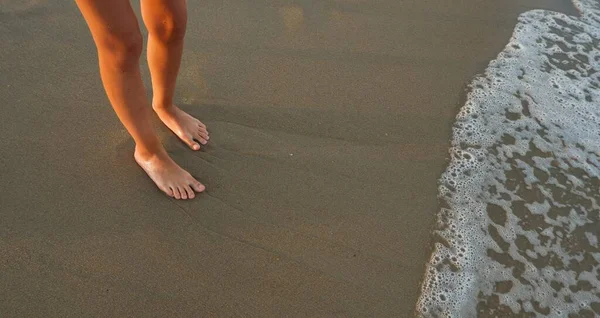 Familienurlaubskonzept Glückliche Familienbeine Sandstrand — Stockfoto