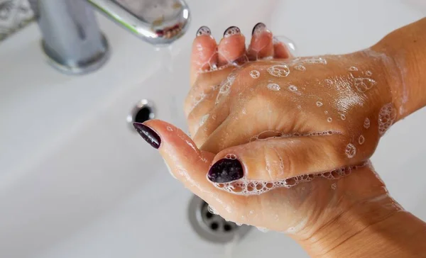 Mujer Lavándose Las Manos Con Jabón Debajo Del Grifo Con —  Fotos de Stock