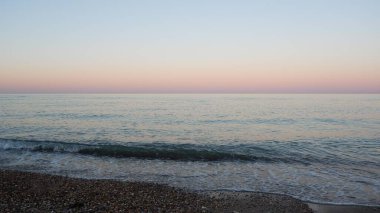 deniz plajı mavi gökyüzü kum gevşeme manzarası tasarım kartpostalı ve takvimi için manzara.