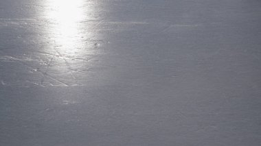 Buz pateni pisti, cilalanmış buz, buzda parlayan ışık.