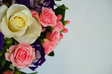 Geçmişi. Beyaz arka planda bir buket çiçek. Beyaz ve pembe güller, mavi-beyaz Eustoma. Metin için yer.