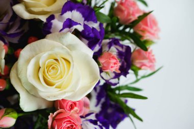 Geçmişi. Beyaz arka planda bir buket çiçek. Beyaz ve pembe güller, mavi-beyaz Eustoma. Metin için yer.