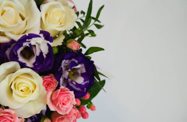Geçmişi. Beyaz arka planda bir buket çiçek. Beyaz ve pembe güller, mavi-beyaz Eustoma. Metin için yer.