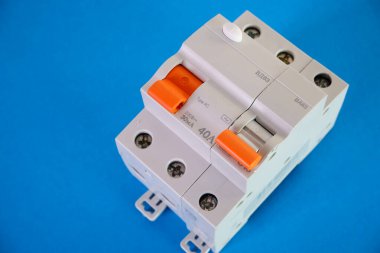 Mavi arka planda otomatik diferansiyel anahtar ve devre kesici. Elektrik mühendisliği kavramı.