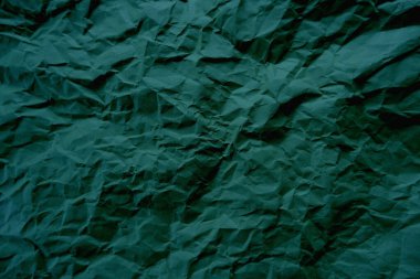 Buruşuk el işi kağıdının en üstteki görüntüsü. Kopyalama alanı olan zümrüt renkli kağıt arkaplan. Vintage kağıt tuval dokusu soyut arkaplan.