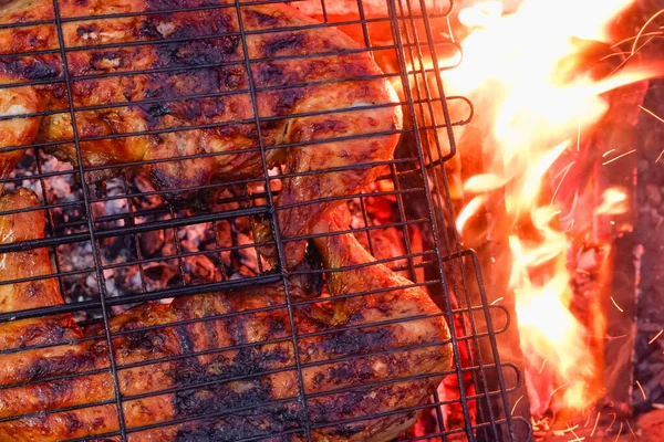 Μαγειρεύοντας Κρέας Κοτόπουλου Πάνω Από Κάρβουνο Κρέας Κοτόπουλου Τηγανισμένο Κρούστα — Φωτογραφία Αρχείου