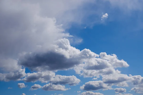 Небо Перед Бурей Солнечный Свет Светит Сквозь Тяжелые Серые Грозовые — стоковое фото