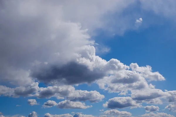 Небо Перед Бурей Солнечный Свет Светит Сквозь Тяжелые Серые Грозовые — стоковое фото