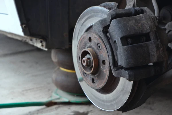 Araba Tamiri Tekerleksiz Araba Fren Disklerinin Yakın Görüntüsü — Stok fotoğraf