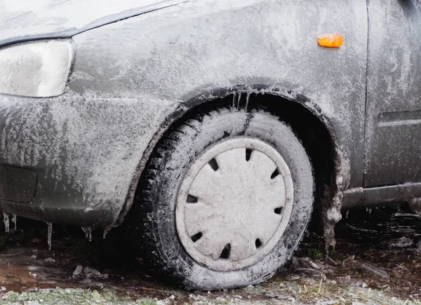 Γκρι Επιβατικό Αυτοκίνητο Καλυμμένο Πάγο Παγωμένη Παγωμένη Βροχή Πάγος Κλείσιμο — Φωτογραφία Αρχείου