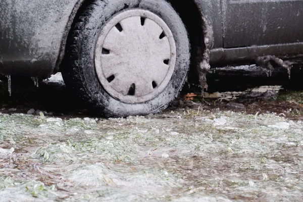 Voiture Grise Recouverte Glace Pluie Glacée Gelée Glace Vue Rapprochée — Photo