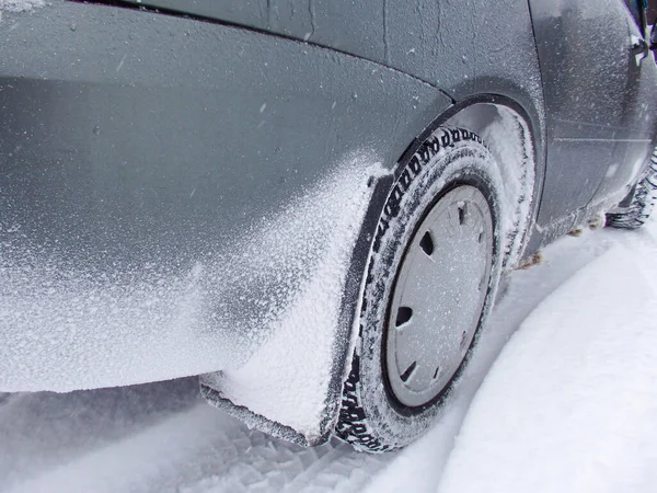 Graues Auto Nach Der Fahrt Bei Schneeglätte Auto Mit Schnee — Stockfoto