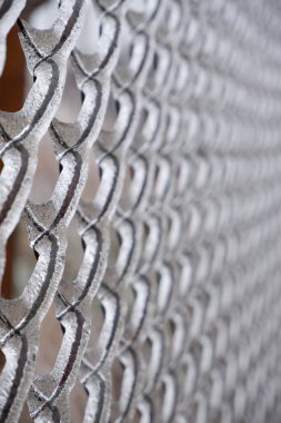 Buz kaplı, yakın çekim görüntüsü olan bir ağ zinciri. Donmuş yağmur. Arkaplan.