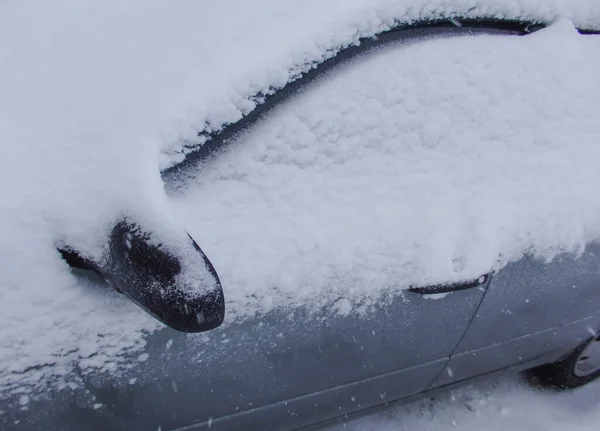 站在暴风雪中的车 灰色的车覆盖着雪和冰的特写 冬季多雪的天气 — 图库照片