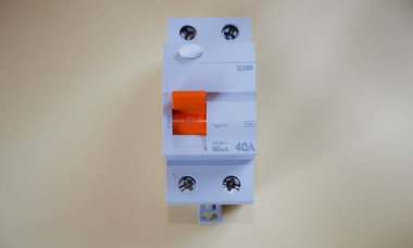 Beyaz, otomatik diferansiyel akım anahtarı. Gri arka plan. Elektrik mühendisliği kavramı.