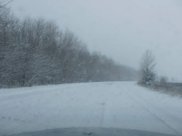 Guidare Una Tempesta Neve Scarsa Visibilità Attraverso Vetro Del Conducente — Foto Stock