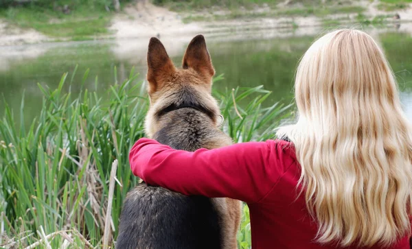 Uma Mulher Com Cão Senta Margem Lago Pastor Alemão Menina — Fotografia de Stock