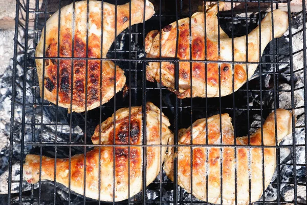 鶏の肉を焼いた 鶏の足を炭火で揚げた 肉を屋外で調理する — ストック写真