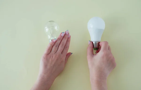 Женские Руки Выбирают Светодиодную Лампу Вместо Лампы Накаливания Экономия Энергии — стоковое фото
