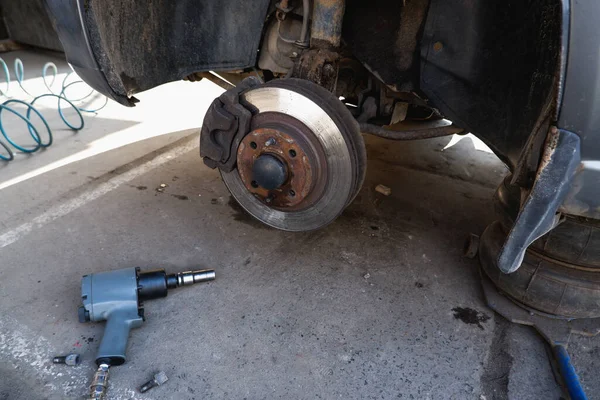 車のサービスと修理 壊れた車輪の修理 バランスを取る 車輪が取り除かれたドックの車の眺め — ストック写真