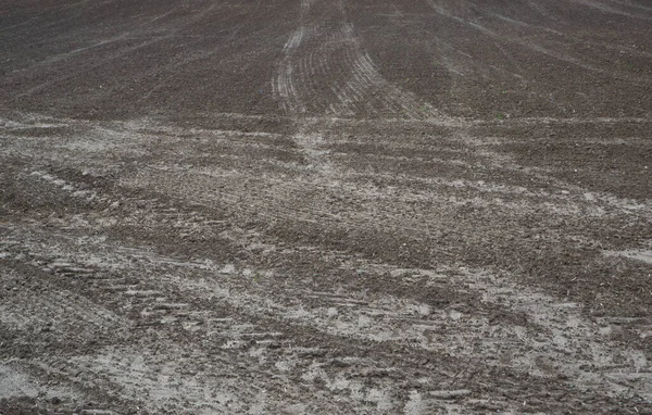 Tractor Verbouwde Land Een Veld Met Sporen Van Wielvoertuigen Het — Stockfoto