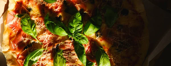 Pyszna Pizza Widok Bliska Kawałek Pizzy Ciemnymi Cieniami Dostawa Żywności — Zdjęcie stockowe
