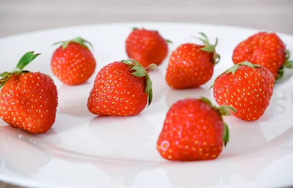 Fresh Berries Fresh Juicy Red Strawberry White Plate Close Photo — Stock Photo, Image