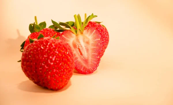 Bayas Frescas Fresas Rojas Jugosas Frescas Sobre Fondo Rosa Pastel — Foto de Stock