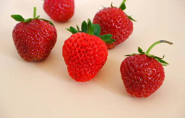 Bayas Frescas Fresas Rojas Jugosas Frescas Sobre Fondo Rosa Pastel — Foto de Stock