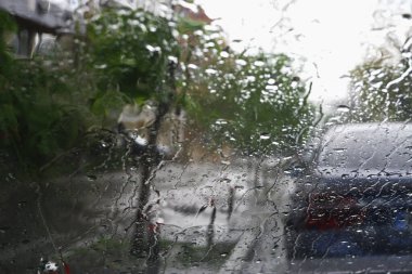 Kötü havalarda araba kullanmak. Şiddetli yağmurda araba kullanmak. Islak bir arabanın ön camından görünmesi zor.