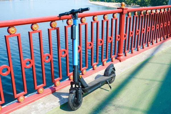 Scooter Eléctrico Puente Peatonal Alquiler Scooter Eléctrico Para Caminar Río — Foto de Stock